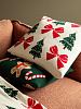 Изображение товара Подушка вязаная с новогодним рисунком Christmas Bows из коллекции New Year Essential, 45x45 см